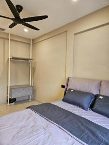 a bedroom with a bed and a ceiling fan at Shmawai Homestay Tepi Sungai in Kota Tinggi