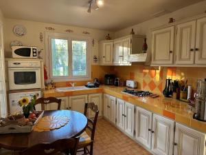 Kuchyň nebo kuchyňský kout v ubytování Le clos de la Tuf