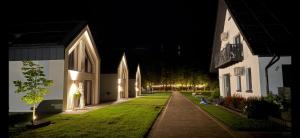 an empty alley between two buildings at night at Apartamenty Zielona Lipka in Pisz