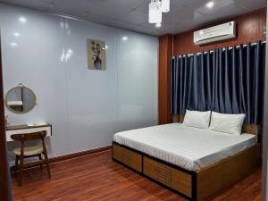 Tây NinhにあるHOTEL Cù Lao 4 Tây Ninhのベッドと椅子のある小さな寝室