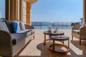 un salon avec un canapé et une table dans l'établissement Anemou Nota Villa-Luxury Resort, à Ambelón