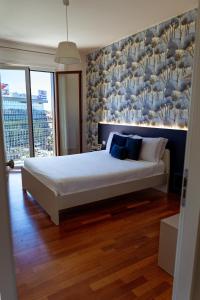 ein Schlafzimmer mit einem Bett und einer Wand mit einem Gemälde in der Unterkunft B&B Best Hostel Milano in Mailand