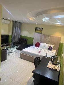 Postel nebo postele na pokoji v ubytování Ikad Hotel Victoria Island