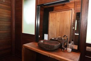 LlofríuにあるBungalow Baliのバスルーム(石造りの洗面台、鏡付)