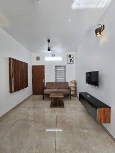 TV a/nebo společenská místnost v ubytování Resort with private beach entrance Dreamnest