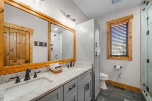 バナー・エルクにあるBear Woods Belle at Eagles Nestの洗面台、鏡、トイレ付きのバスルーム +33枚の写真