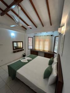 a bedroom with a large bed in a room at Villa Petria in Galle