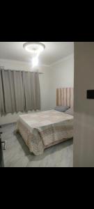 Un dormitorio con una cama grande en una habitación. en Silver villa, en Lusaka