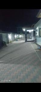 un estacionamiento vacío por la noche con un edificio en Silver villa, en Lusaka