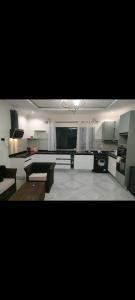 sala de estar amplia con sofá y mesa en Silver villa, en Lusaka