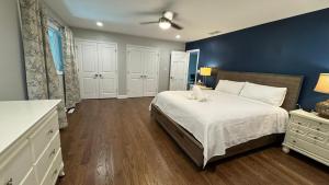 Un dormitorio con una cama grande y una pared azul. en Morningstar Shores, en Union Pier