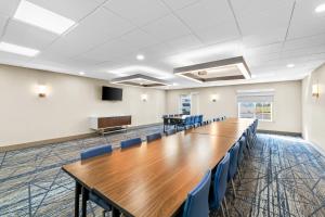 a large conference room with a long table and chairs at Holiday Inn Express Hotel & Suites Council Bluffs - Convention Center Area by IHG in Council Bluffs +78 photos