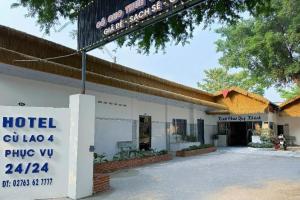 Tây NinhにあるHOTEL Cù Lao 4 Tây Ninhの建物の前に看板があるホテル +24枚の写真