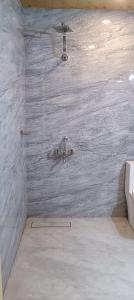 Koupelna v ubytování Harshvan Resort