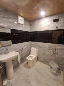 Koupelna v ubytování Harshvan Resort