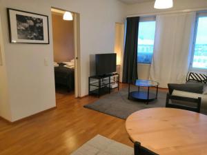un salon avec un canapé et une télévision dans l'établissement Convenient Apartment for 2, à Kemi