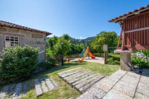 un cortile con parco giochi e scivolo di Recantos na Portela ad Amares