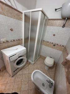 un baño con inodoro y lavabo en Appartamento Conte Cavour, en Peschici