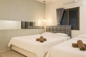 Dos camas en un dormitorio con dos ositos de peluche. en Heart Pool Villa Pattaya, en Pattaya South