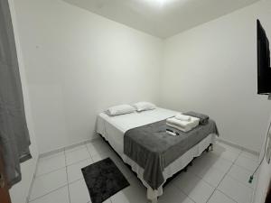 ein Schlafzimmer mit einem Bett mit zwei Handtüchern darauf in der Unterkunft Apartamento Flat 303 COP30 in Belém