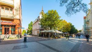 une rue de la ville avec des gens qui marchent dans la rue dans l'établissement Monte Cassino moj-sopot pl, à Sopot