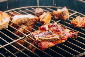 a bunch of meat cooking on a grill at Glamping Villa Pedregal in La Gran Via