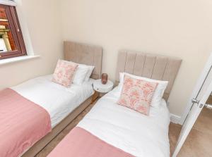 Dos camas una al lado de la otra en un dormitorio. en Cosy city centre home - Wi-Fi - Free Parking, en Preston