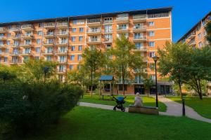 una persona seduta su una panchina di fronte a un edificio di Your Home Inn at Jikia's Green House-Central Tbilisi a Tbilisi City