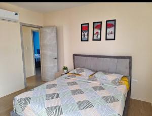 a bedroom with a bed and three pictures on the wall at Cómoda Casa con vista al Mar en Manta in Manta +38 photos
