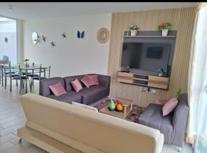 TV a/nebo společenská místnost v ubytování Casa con vista al mar y piscina en Manta