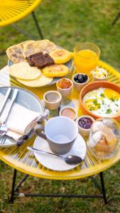 une table avec des assiettes de nourriture dessus dans l'établissement Riad Elijah Marrakech & SPA, à Marrakech