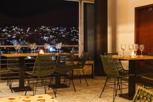 a restaurant with a view of a city at night at Hotel Kamani Florencia in Florencia