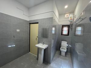 カジランガにあるGreen Gables Kazirangaの洗面台とトイレ付きのバスルーム +53枚の写真