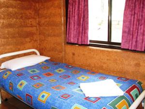 A bed or beds in a room at Pemberton Lake View Chalets