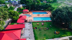 Una vista aérea de un parque con dos piscinas. en Manthali Park Inn, en Rāmechhāp