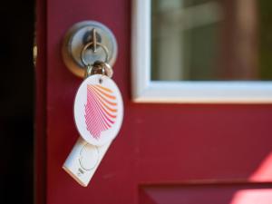 una porta rossa con un portachiavi sopra di Recantos na Portela ad Amares