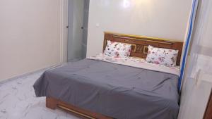 a small bed in a small room with at 2chambres salon villa Thierno sene in Niakoul Rap