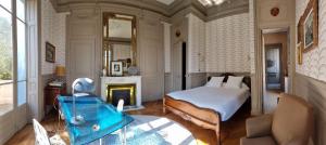 a bedroom with a bed and a fireplace at Hotel-Musée Villa Bagatelle in Irigny