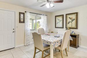 Un comedor con mesa y sillas en Ormond Beach Family Home Between River and Ocean, en Ormond-by-the-Sea 16 fotos más