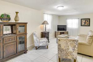 una sala de estar con un sofá y una silla en Ormond Beach Family Home Between River and Ocean, en Ormond-by-the-Sea