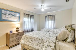 Un dormitorio con una cama y una cómoda y una ventana. en Ormond Beach Family Home Between River and Ocean, en Ormond-by-the-Sea
