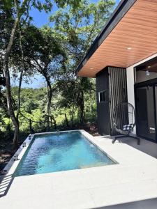 une piscine devant une maison dans l'établissement Mermaid House, à Matapalo