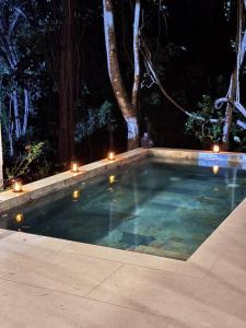 une piscine la nuit avec des lumières dedans dans l'établissement Mermaid House, à Matapalo 13 autres photos
