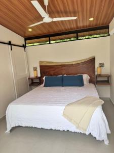 une chambre avec un grand lit avec un plafond en bois dans l'établissement Mermaid House, à Matapalo