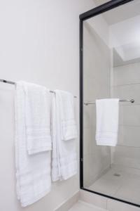 Koupelna v ubytování Firefly at 29, City Views and Wonderland Vibes!