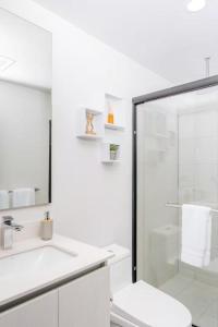 Koupelna v ubytování Firefly at 29, City Views and Wonderland Vibes!