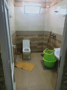 a bathroom with a toilet and a sink at vacdellys in Boumerdes