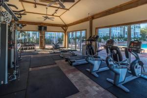 ein Fitnessstudio mit mehreren Laufbändern und Cardiogeräten in der Unterkunft Blue Mountain Pool 4 Bedrooms Sleeps 12 in Blue Gulf Beach