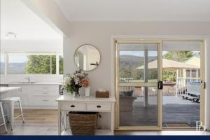 BeaumontにあるParadisoの白いキッチン(鏡、テーブル付)