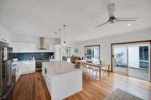 Zona de estar de Wattlebird - with fire pit and outdoor bath